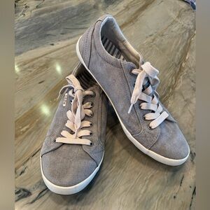Taos Footwear Light Gray Canvas shoe
